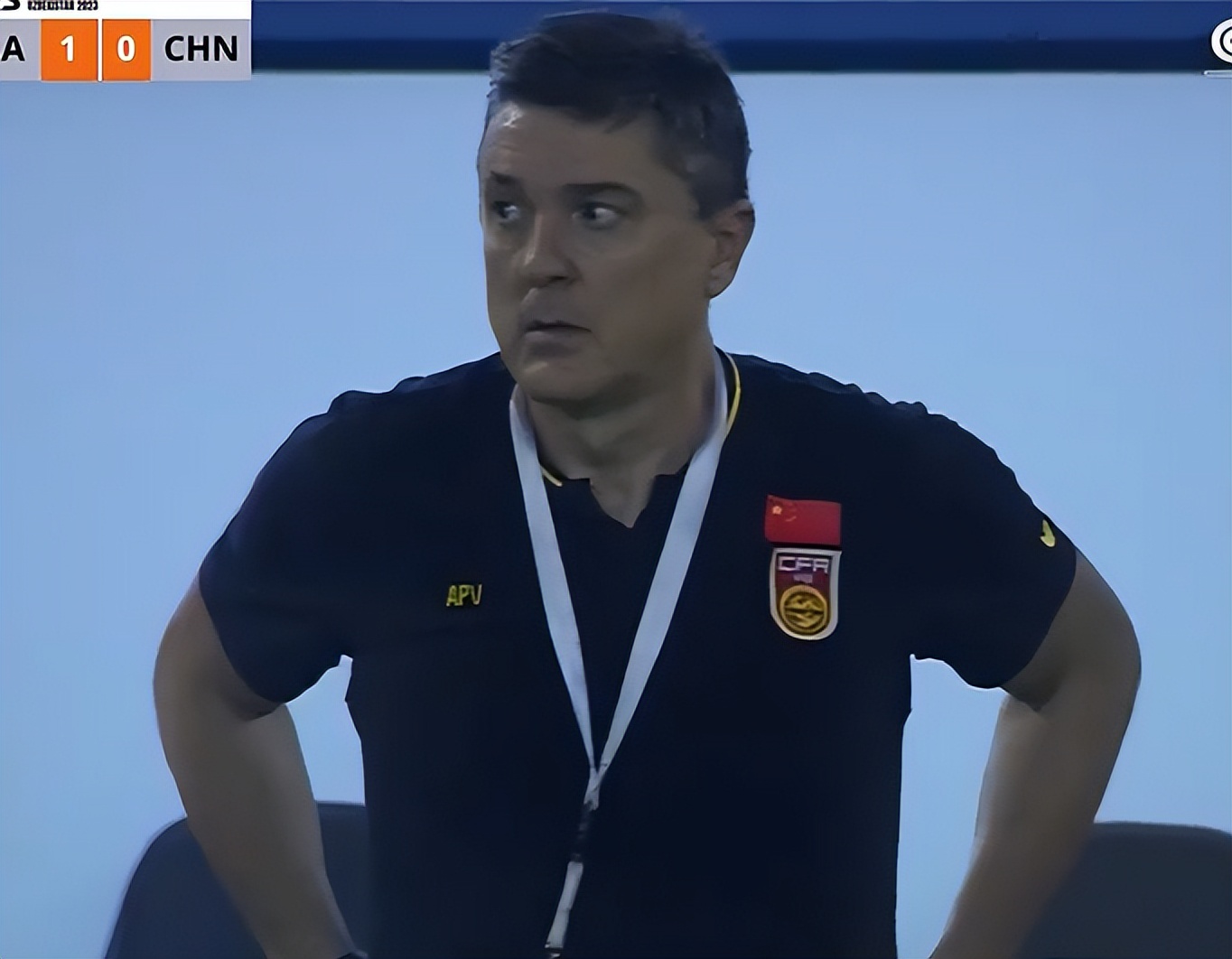 大喜讯中国男足0-1惜败仍晋级小伙子们太争气了主教练奋力挥拳