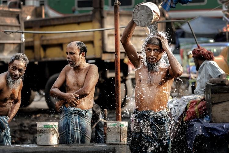 快速发展的特大城市达卡的贫民窟和非贫民窟，社区改善水成本如何