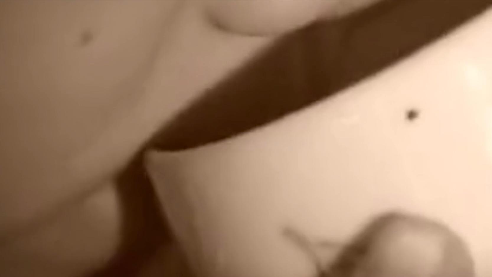 六旬老人晕倒医生急救援,八旬医生抢救老人