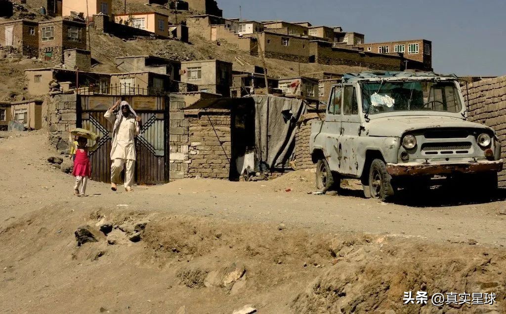 绝望阿富汗！人民排队挨刀卖肾，给婴儿吃镇定剂当饭，卖子女还债
