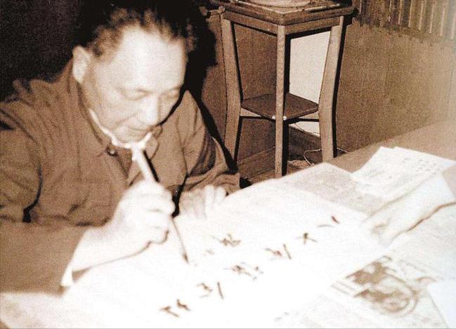 1977年，一女子拿着00001号烈属证来到北京，*小平邓**得知亲自接见