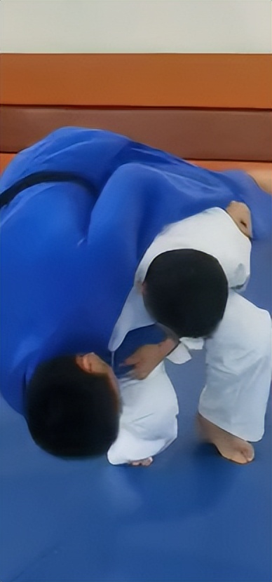 可以快速锻炼出6块腹肌的方法,练出六块腹肌的简单动作