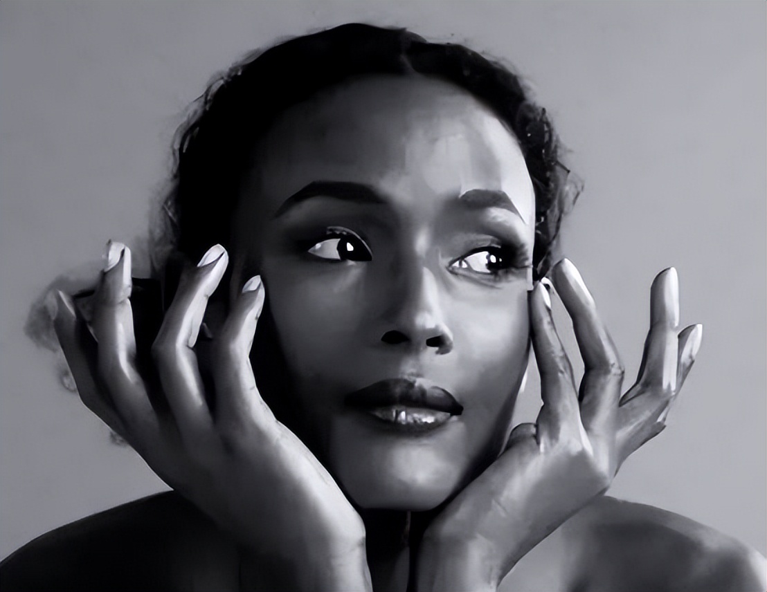 割礼比缠足更野蛮！第一位黑人超模华莉丝4岁被*暴强**，5岁惨遭割礼