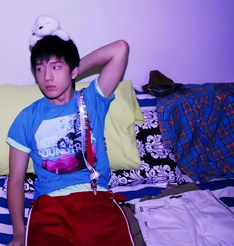 井柏然奶奶养大父母认亲视频,井柏然成为大明星后父母再来认亲