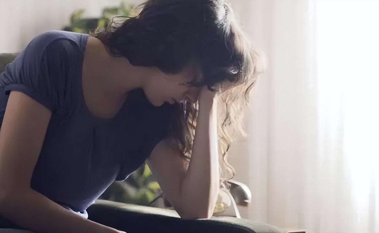 大脑开始萎缩身体会出现三个症状,大脑萎缩的10个征兆有哪些表现