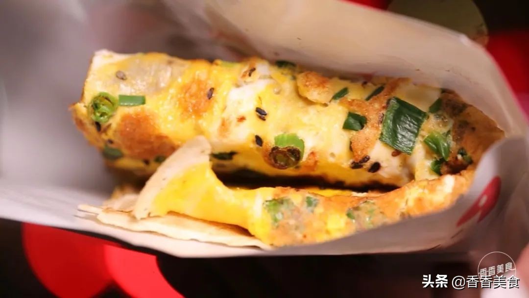 小到只有一个窗户的档口,天天排队就为一个“饼”?