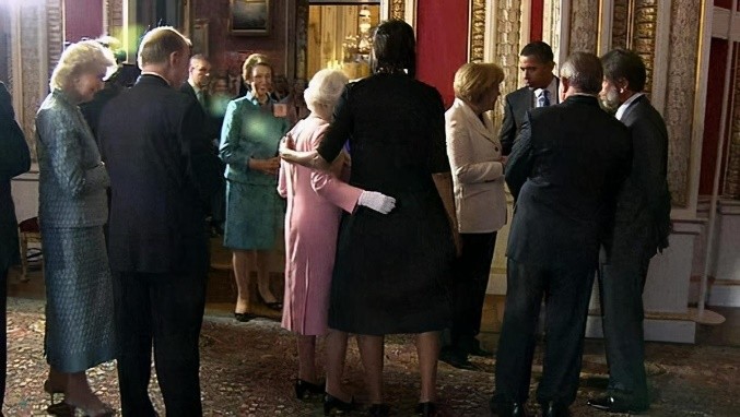 贫穷限制了我的想象力：女王50年来只穿“二手鞋”，还是一个款式