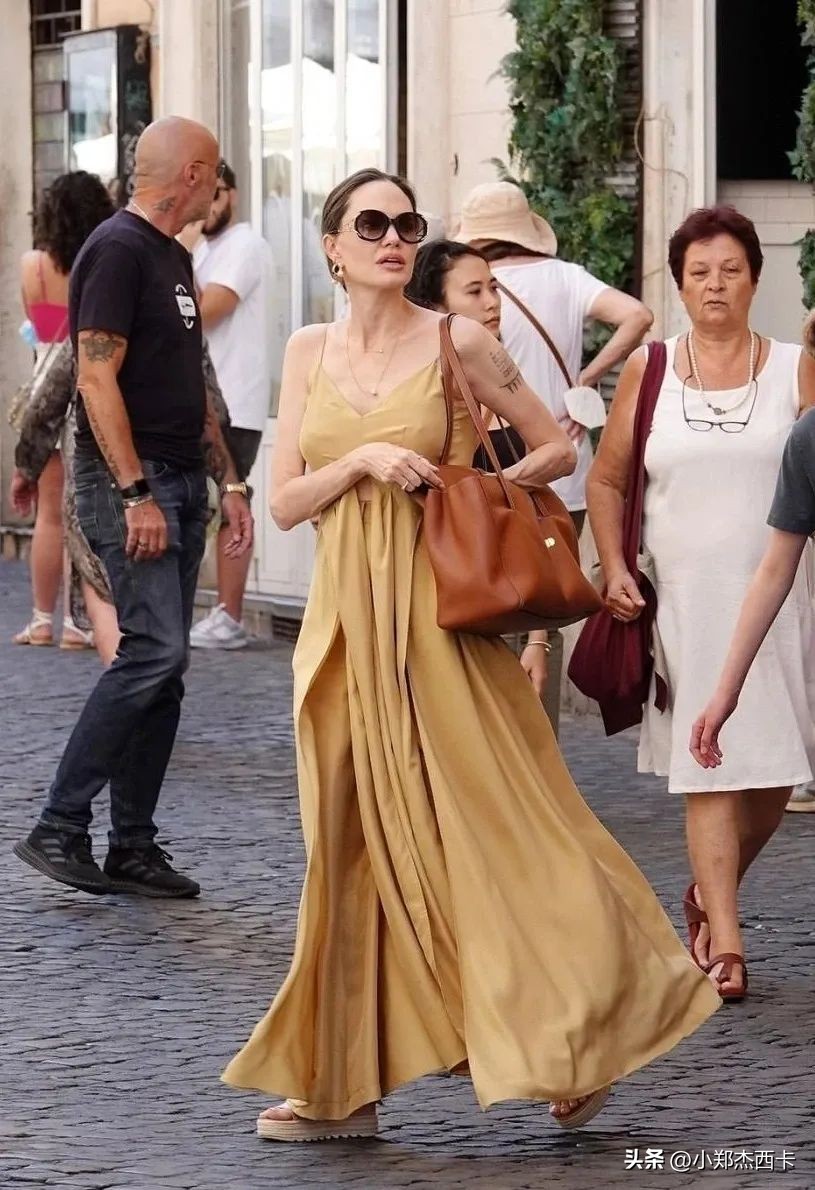 她随便穿条白裙子，就把半个好莱坞给比下去了