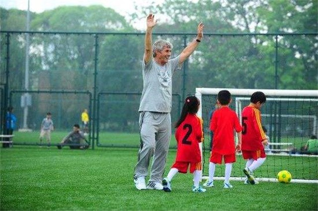 孩子十岁被体育教练看中,米卢夸赞的足球天才