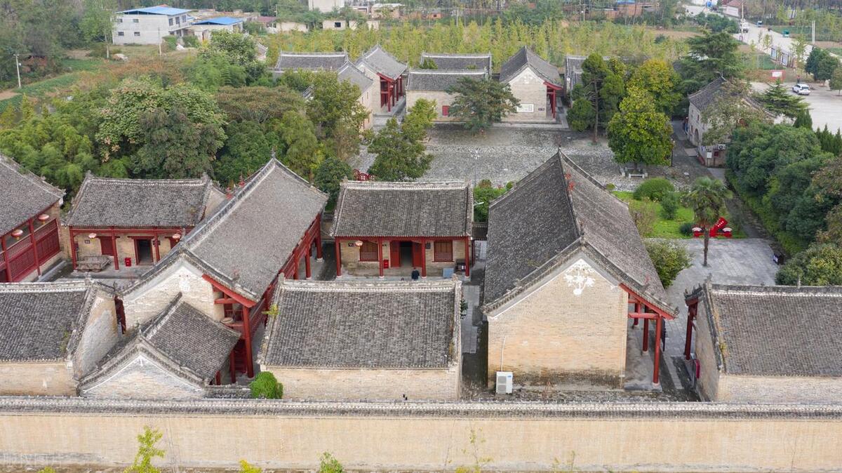 袁世凯与清朝末日：从保皇到称帝的权力游戏