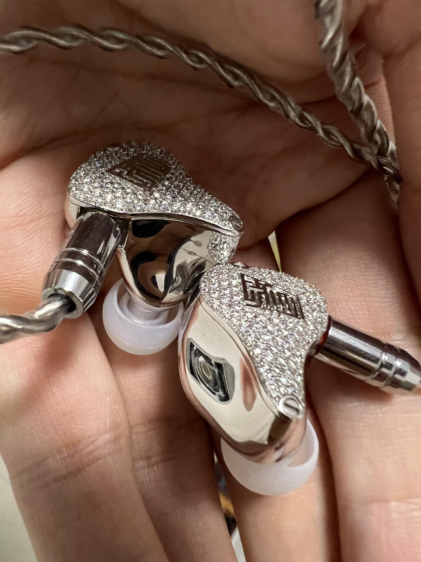 198颗宝石，铂金镀层，微动圈生物振膜，我以为高达9999元