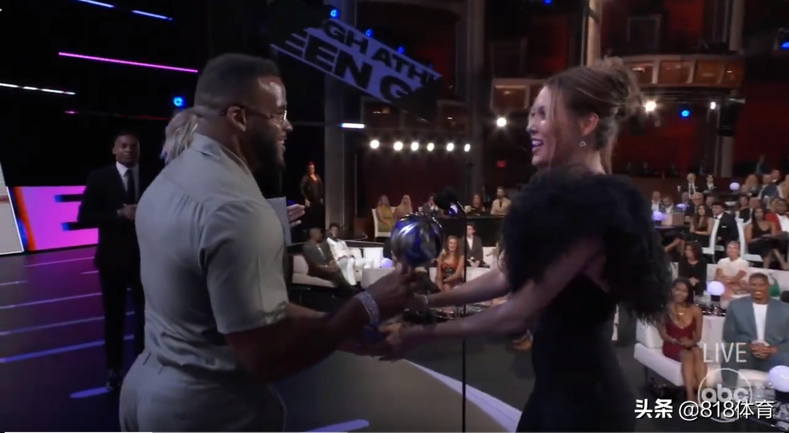 孝顺!谷爱凌美国体坛奥斯卡获奖,致谢86岁奶奶和母亲,秀一波中文