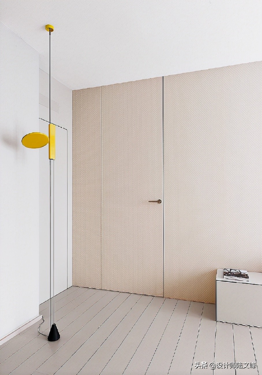 主卧厕所正对床用隐形门,主卫门对着床做隐形门