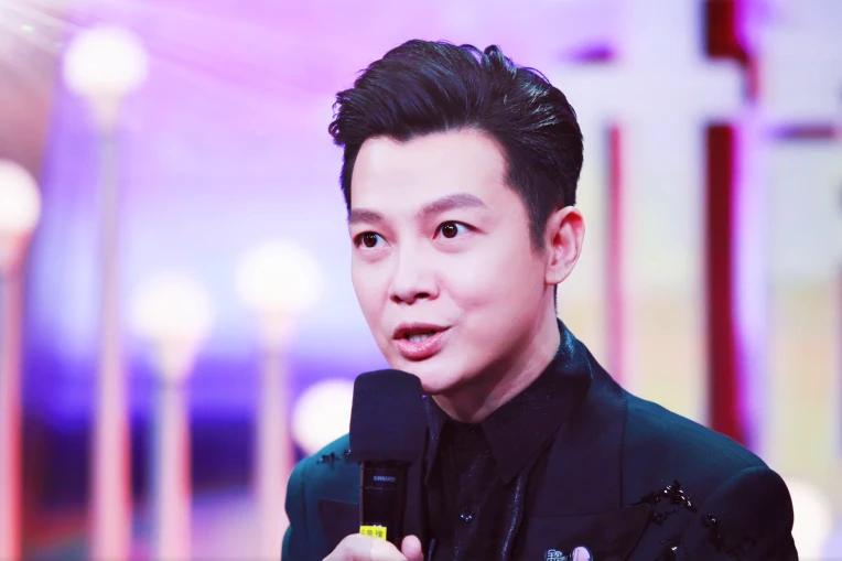 央视主持任鲁豫近况曝光,主持人任鲁豫宣布二胎