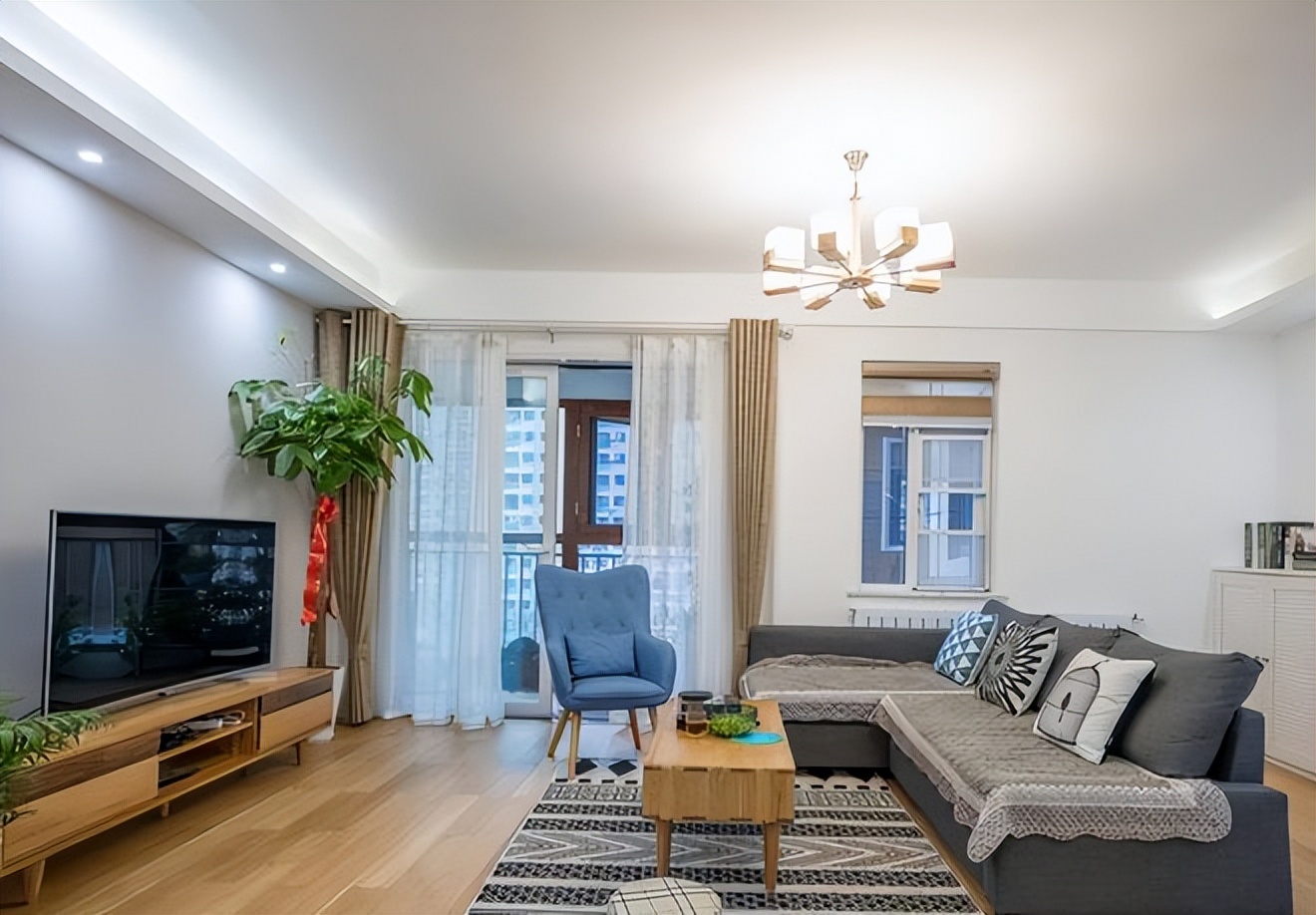 电视挂墙好，还是放电视柜上好？其实二者的区别很大，大家要注意