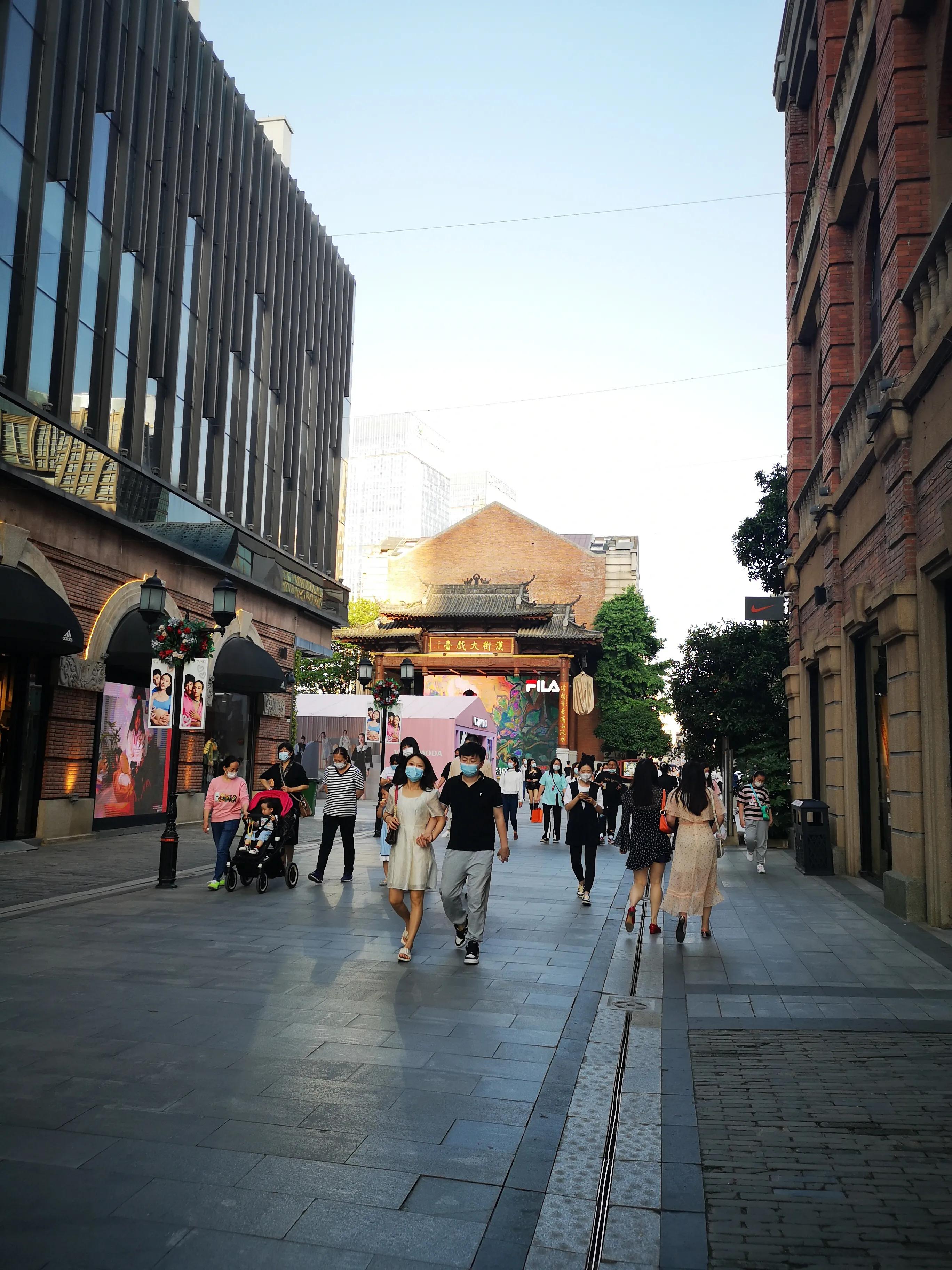 武汉恢复日常活力街头生活,武汉人回归正常生活更有信心