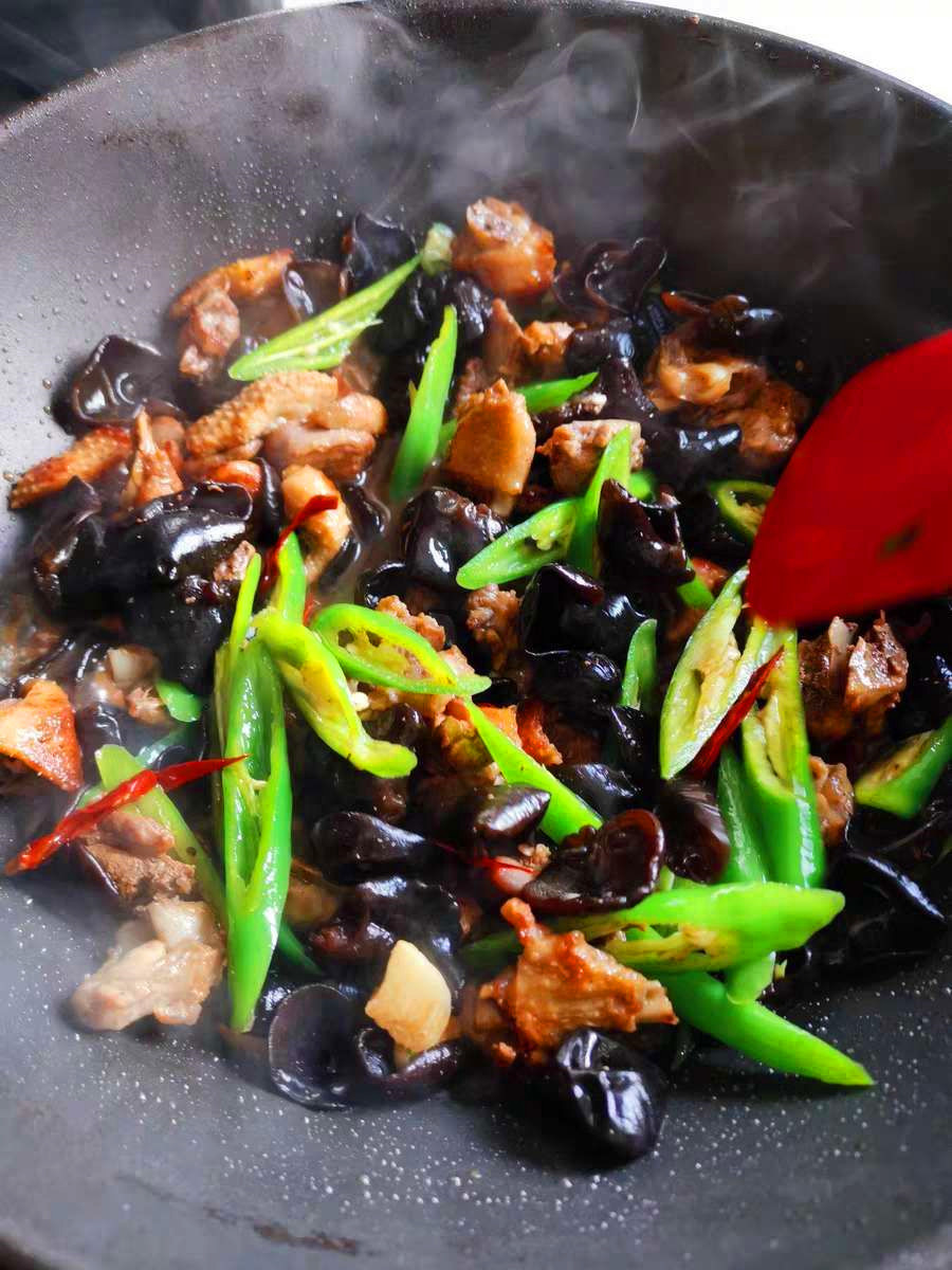 炒木耳为什么会粘锅,炒木耳为啥会爆