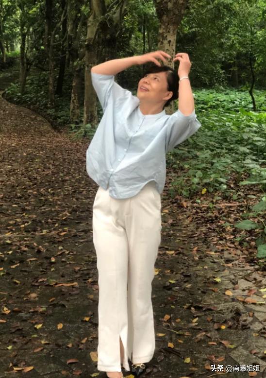 等你到了五六十岁，尽量不要穿花裙、老年衫，换成这样打扮更时尚