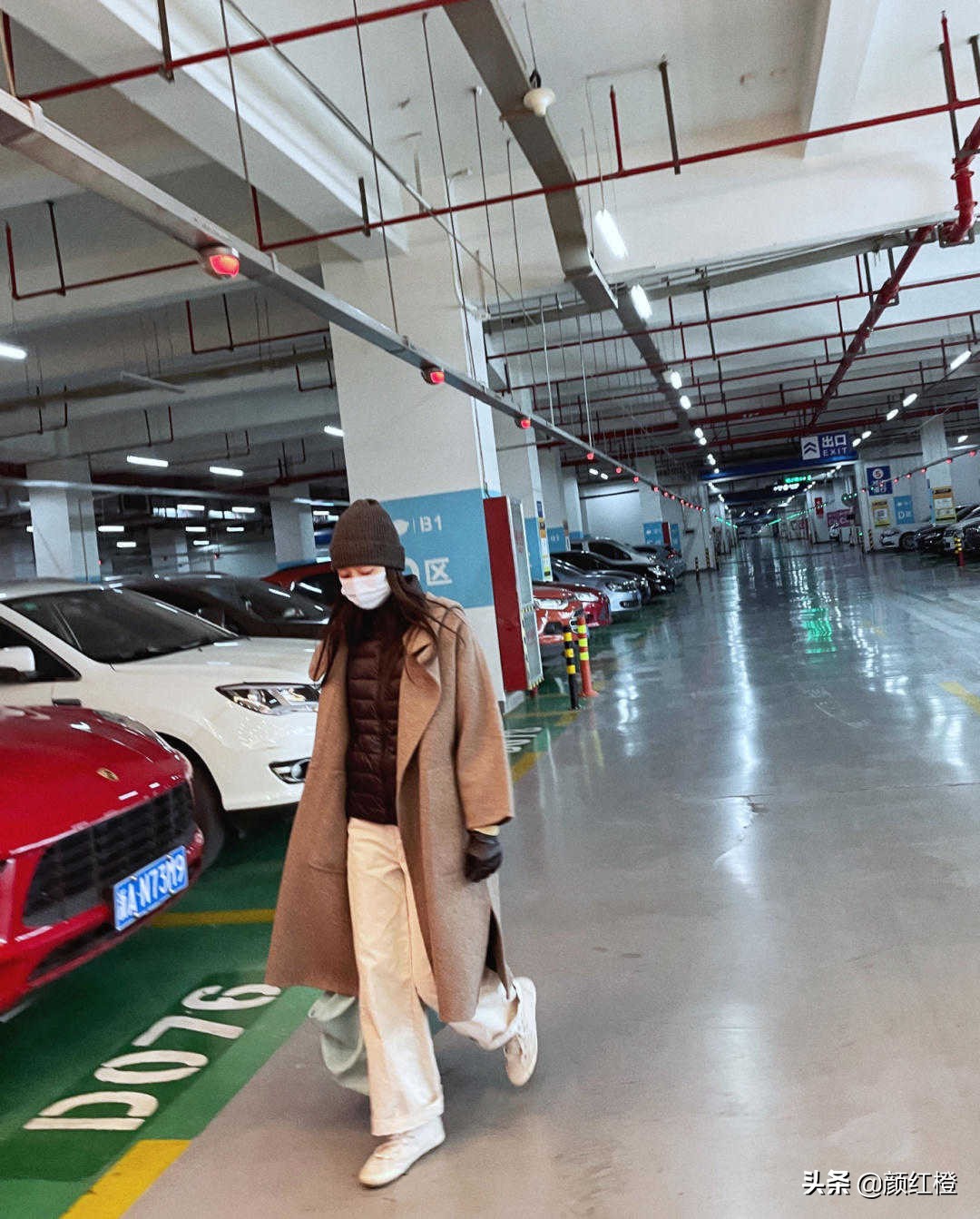 羽绒马甲什么时候穿怎么搭配好看,今冬最火大衣穿法太时髦高级了