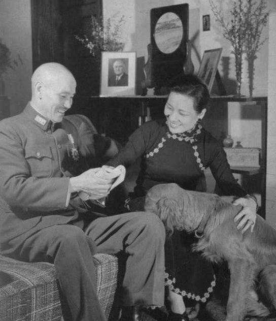 宋美龄与王耀武,1948年王耀武接见国民党将领