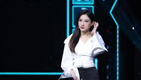 春晚主持人马凡舒红裙子,春晚新主持马凡舒写真