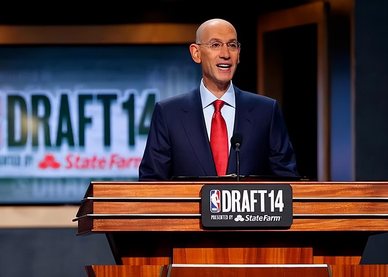 湖人被裁判针对,湖人大胜勇士裁判惹争议