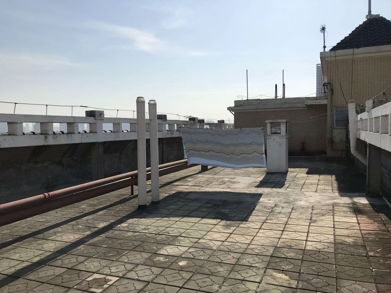 楼顶漏水导致屋内漏水怎么维修,客厅楼顶漏水怎么找到漏水位置