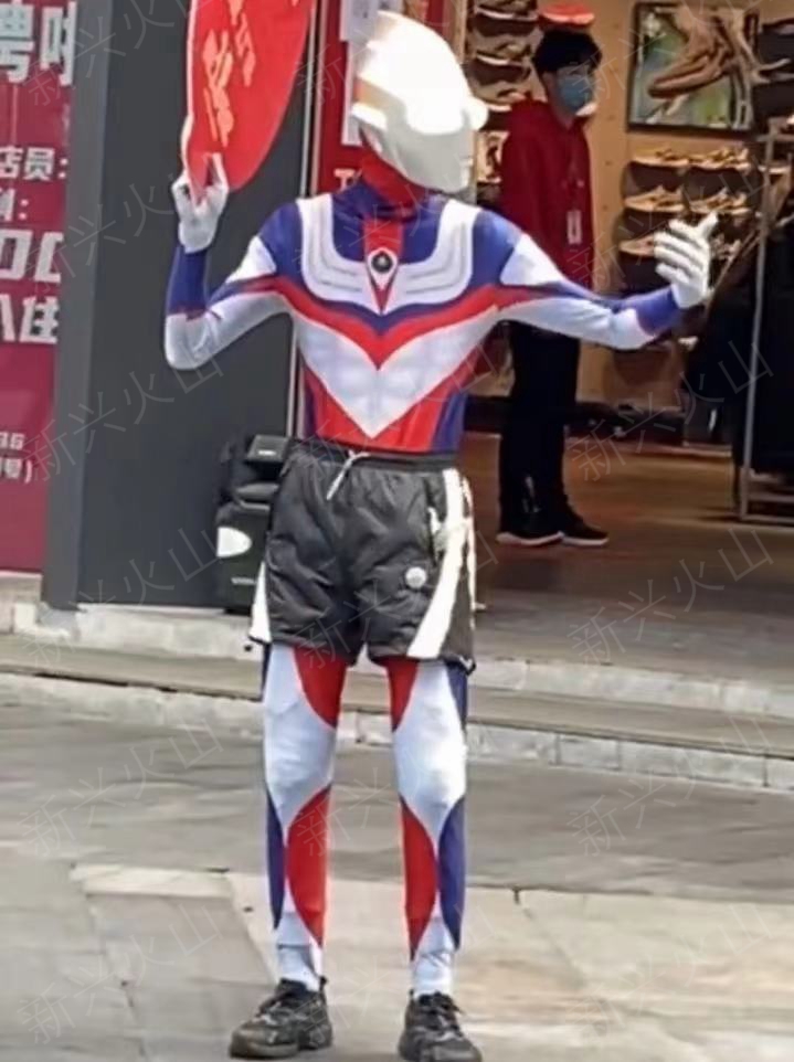 男子扮奥特曼卖货被劝离,一位男子扮奥特曼