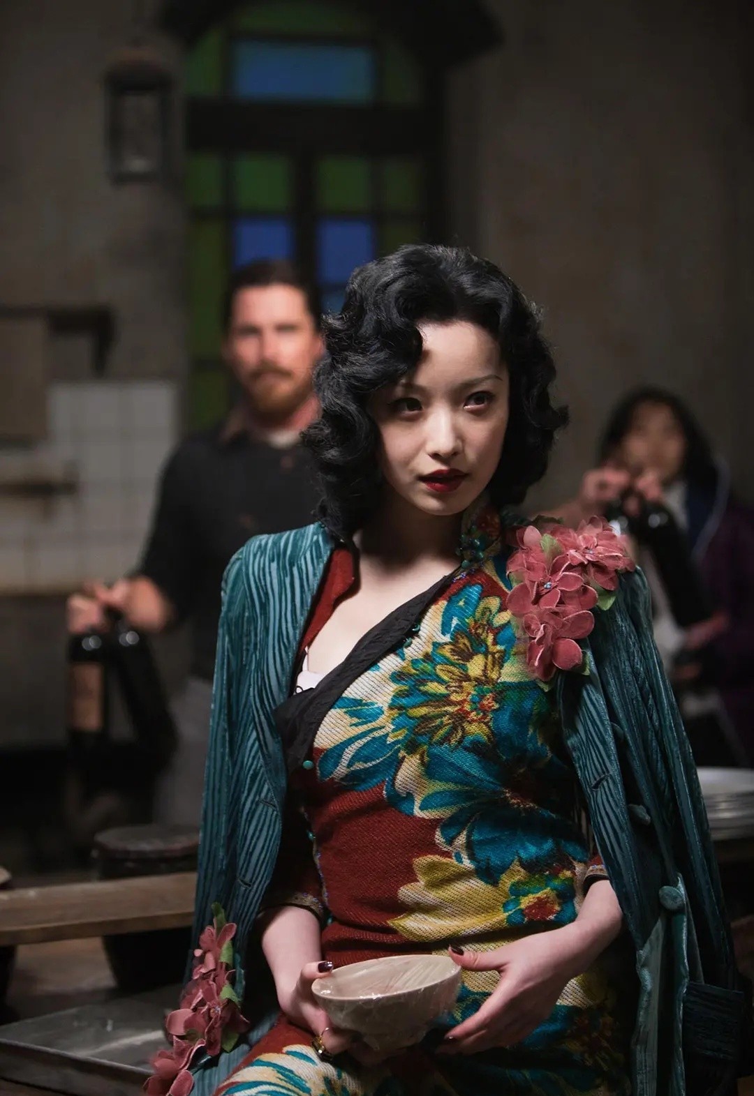 助理伺候明星捏脚,助理伺候明星跪下打伞