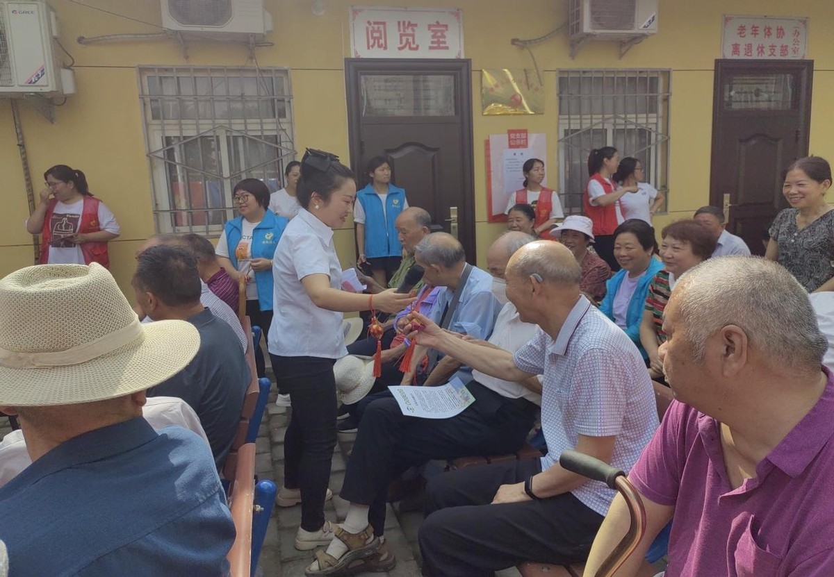 临渭区杜桥街道社工站联动各社工室开展“浓情端午，乐在其粽”主题活动