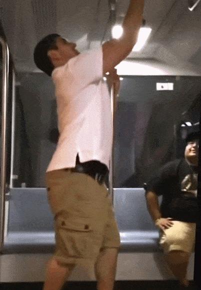 球场倾斜才能进球搞笑图,搞笑进球动图