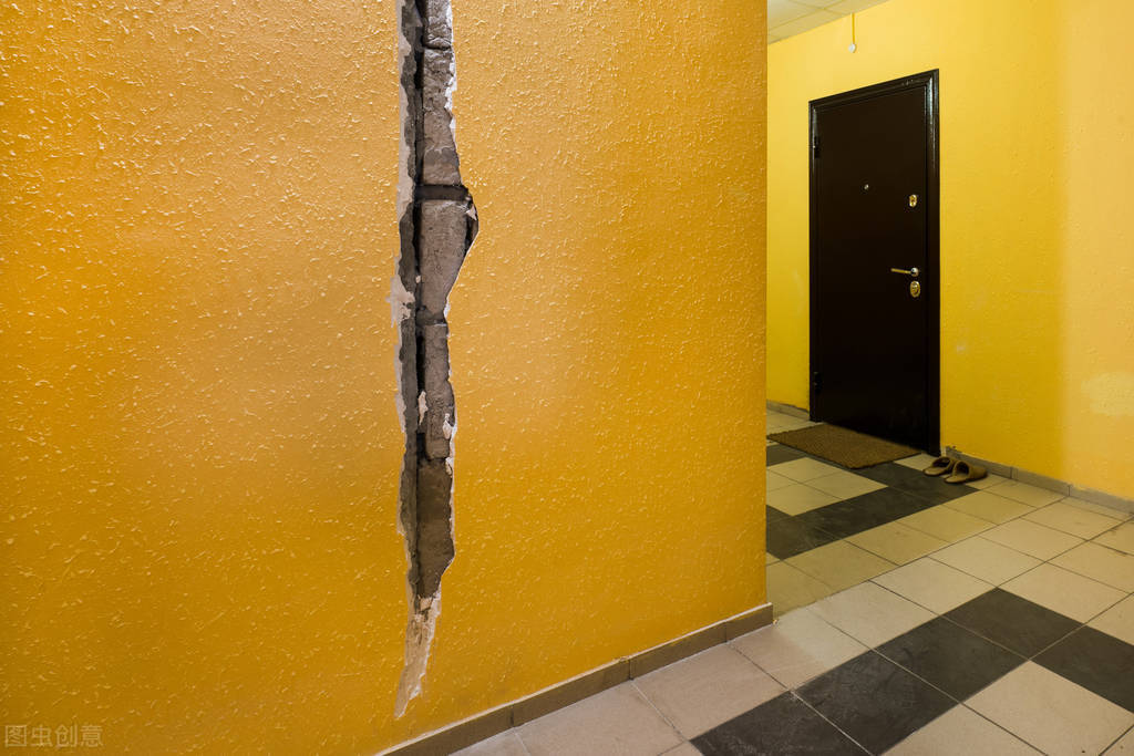 白墙脏了贴什么好,白墙脏了买什么东西解决