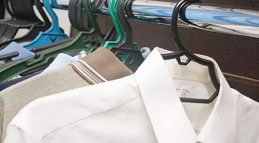 有颜色的衣服发霉了怎么洗掉霉斑,冬天的外套衣服发霉怎么洗掉霉斑