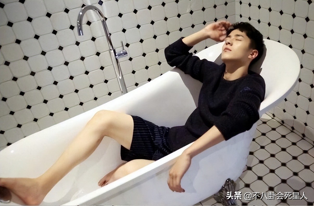 长腿、细腰、翘臀，女星拼命想要的身材，咋就长在了这些男星身上