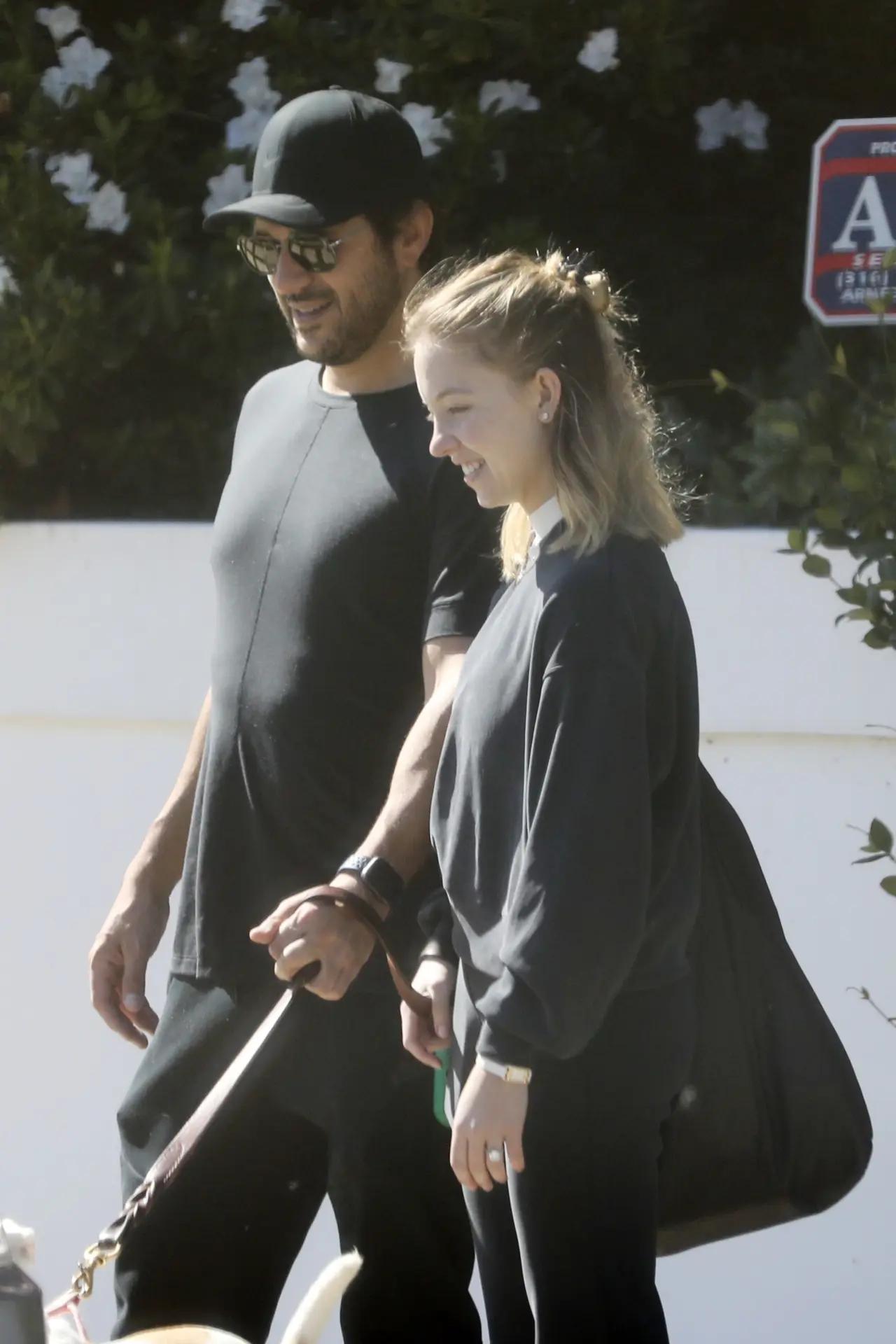 亢奋中的悉尼妹与GlenPowell家人在动物园旅行期间同行