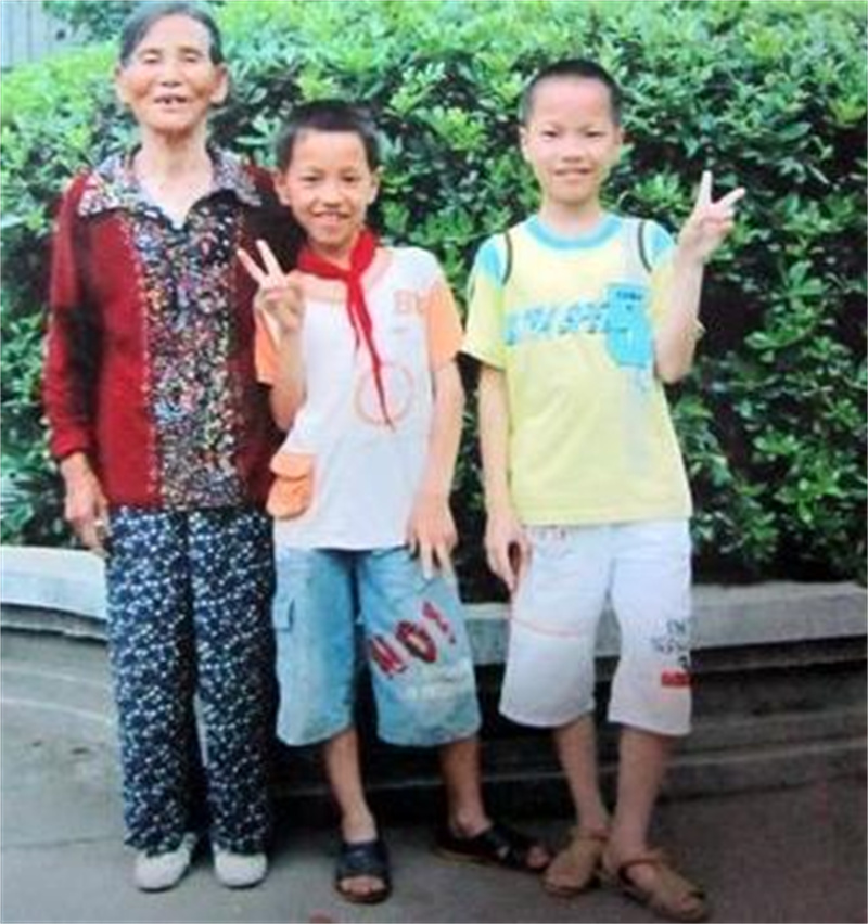 江西24岁小伙和82岁老太太婚纱照,江西25岁小伙跟老妈拍婚纱照