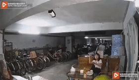 最新电动车在楼上充电引起火灾,凌晨电动车充电引发大火