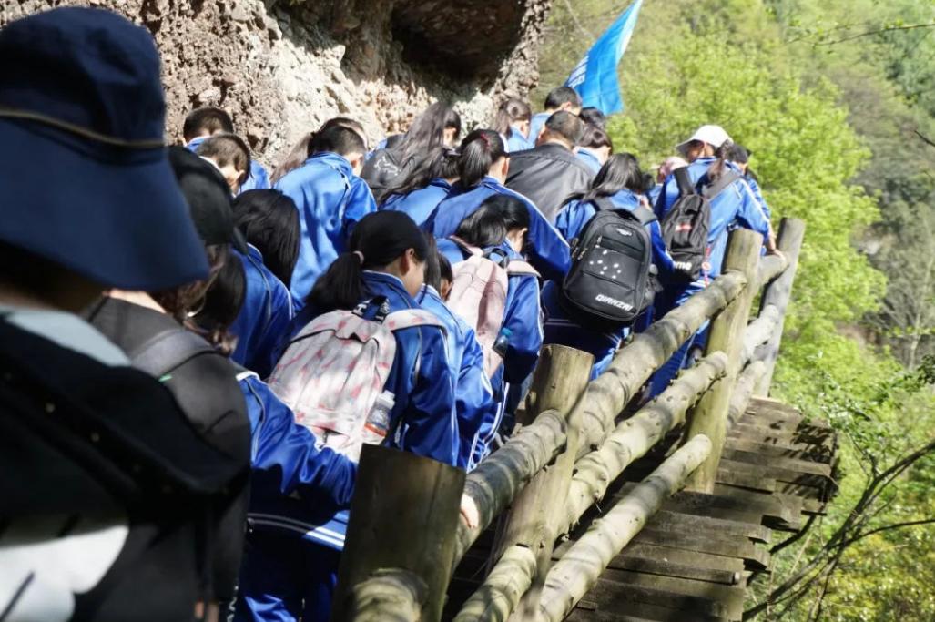 小学赴港研学5天收费近6000，家长吐槽“霸王条款”，教育局回应