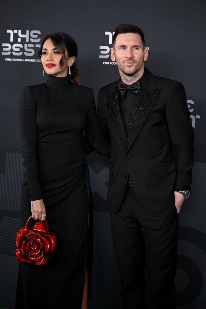 梅西老婆陪着领奖,梅西妻子安东内拉红裙出席活动