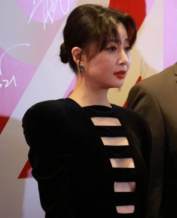 因为肩塌而红毯翻车的女明星,各个女星的红毯穿衣事故