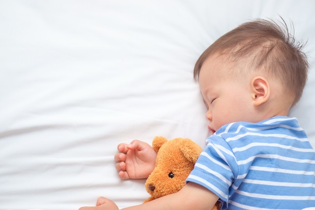 新生儿睡觉突然受惊吓持续十秒钟,睡觉易受惊