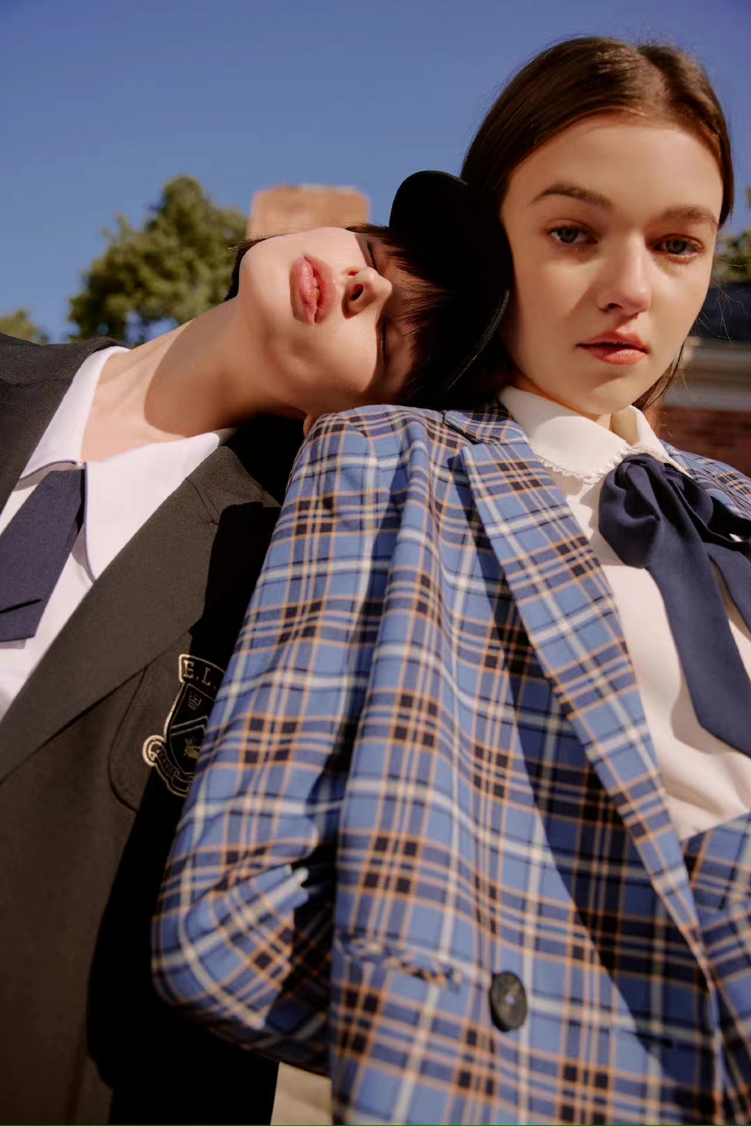 高品质羽绒服100元1件亏本处理,成本75元羽绒服标价上千