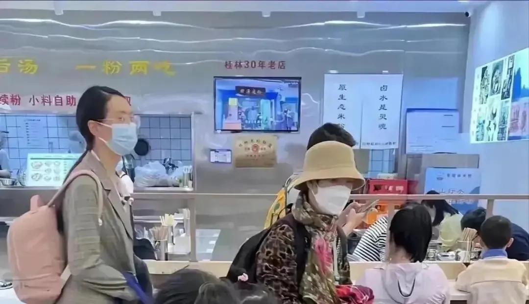 “婆孙插队”事件最新后续,人民网评“婆孙插队”事件