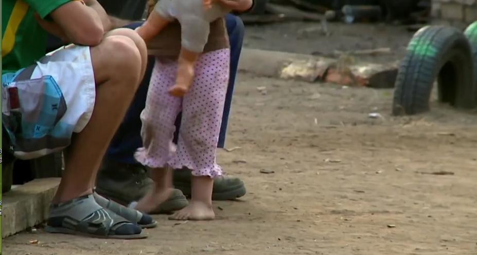南非白人被黑人歧视,白人住贫民窟找不到工作,吃饭都靠黑人救济