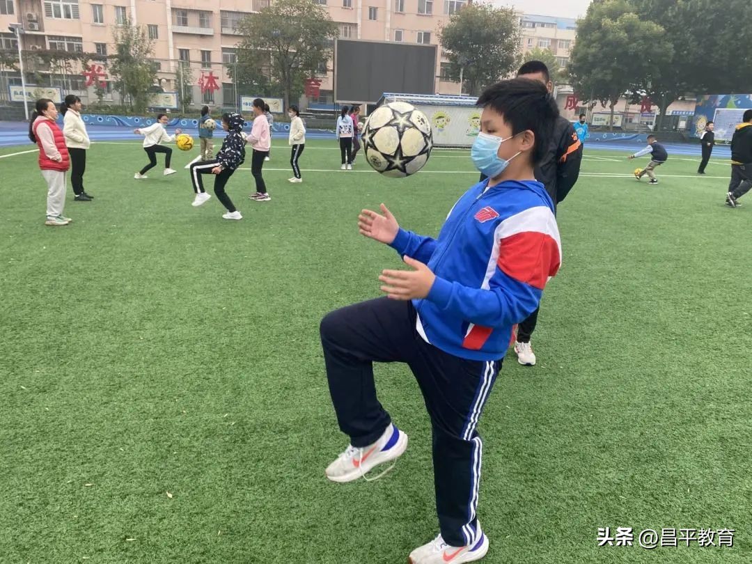 校园足球与世界杯,班里一共48人会踢足球的有22人