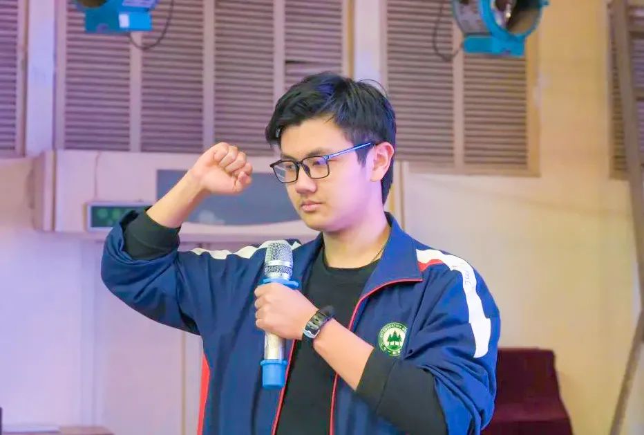 开学季校园展示打卡,开学啦冰墩墩小学生积极向上图片