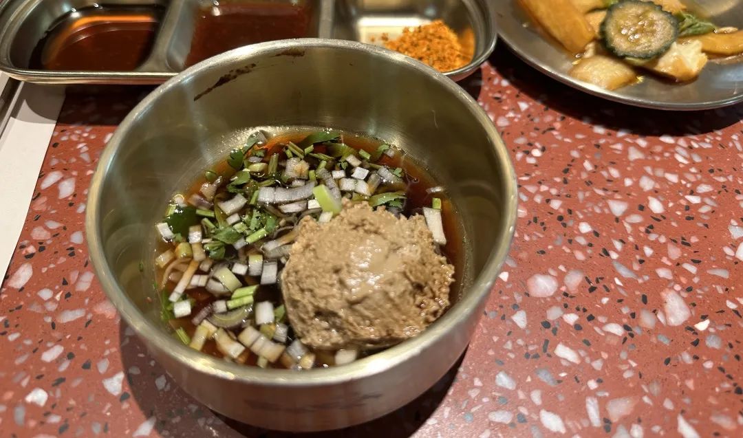 食光里丨每天都在排队的烤肉店，石景山这个“老太太”厉害了