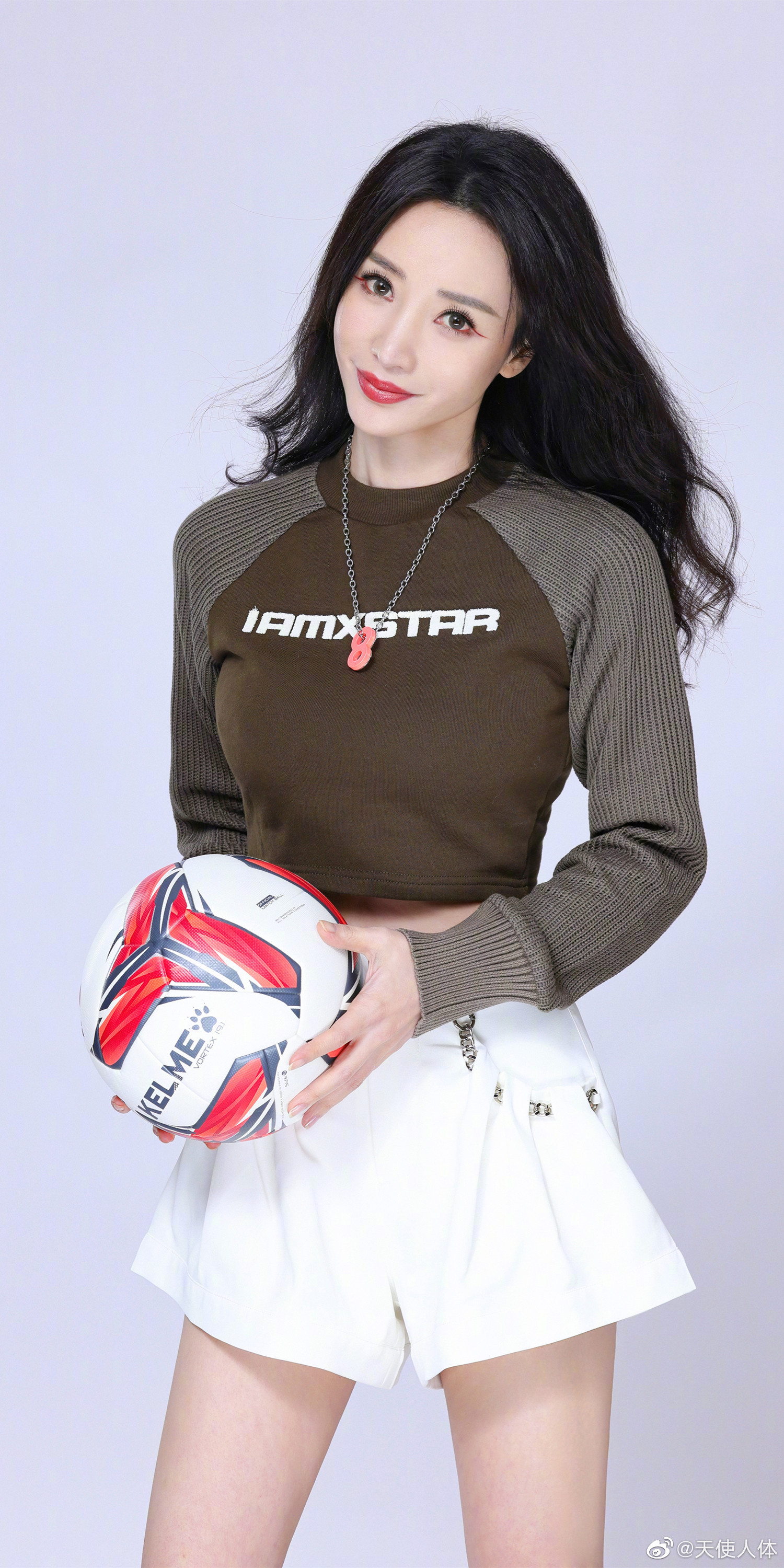 柳岩足球宝贝造型曝光,柳岩化身足球宝贝图片