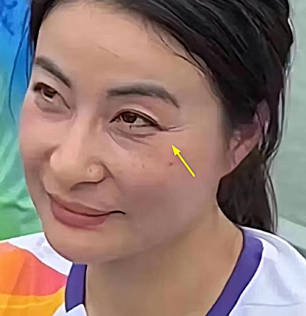 郭晶晶为什么一脸皱纹,郭晶晶罕见戴百万首饰亮相活动