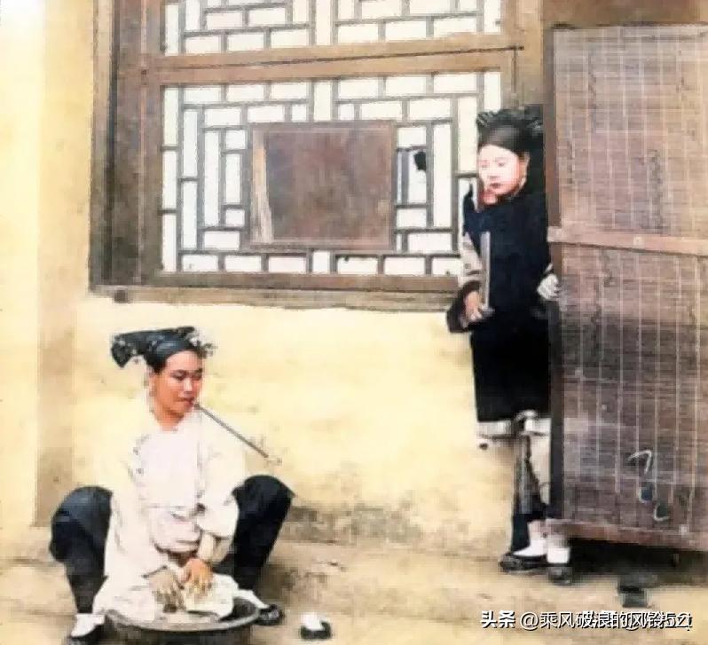 高清老照片：旗人格格大腿岔开豪放洗衣，地主三妻四妾不输女明星